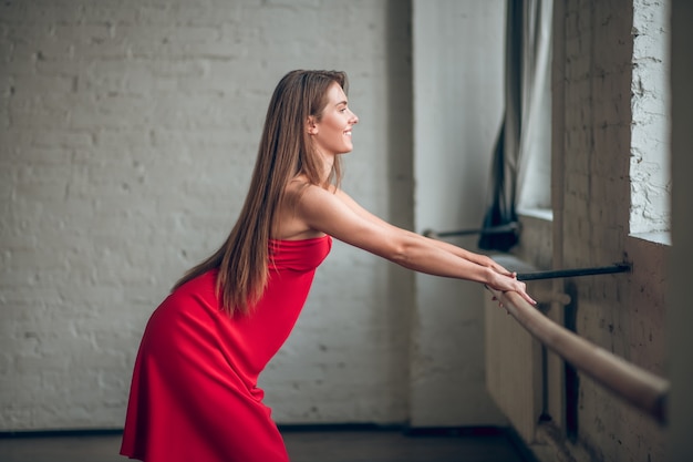 donna che indossa tacchi eseguendo routine di danza