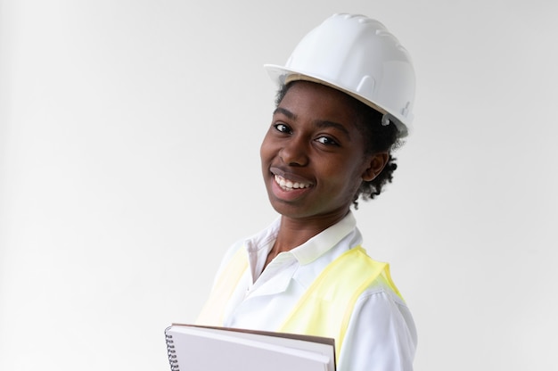 Donna che indossa un'attrezzatura speciale di protezione industriale