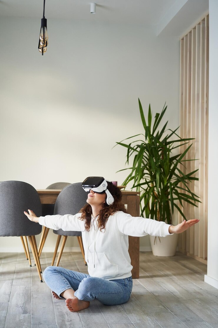 Foto donna che indossa un auricolare di realtà virtuale a casa