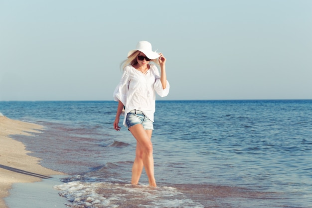 Donna che indossa un cappello di paglia