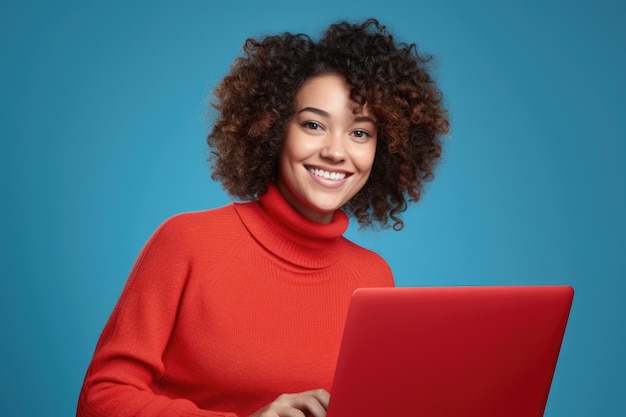 Donna che indossa un maglione a collo di tartaruga rosso usando un portatile rosso