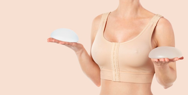 Donna che indossa un reggiseno a compressione dopo l'aumento del seno con impianti rotondi