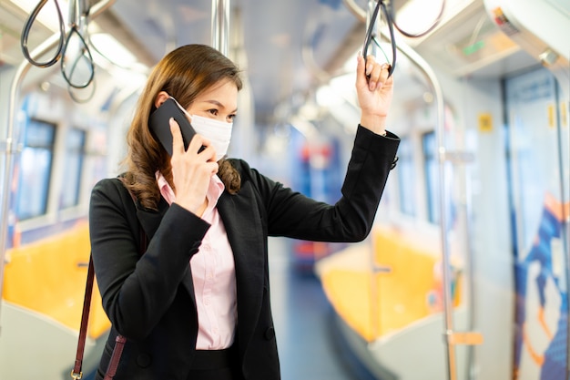 Donna che indossa una maschera in metropolitana.