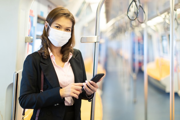 Donna che indossa una maschera in metropolitana.