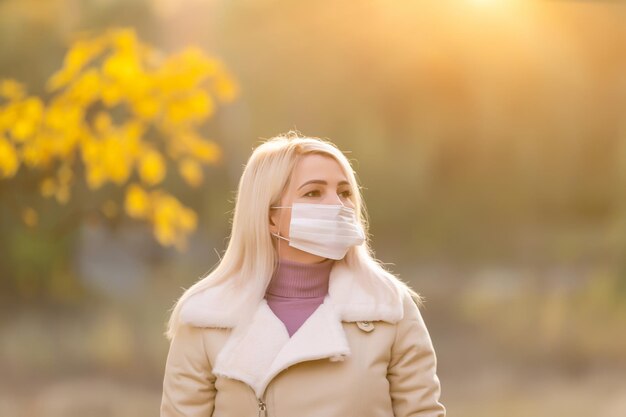 Donna che indossa una maschera in un parco durante la quarantena