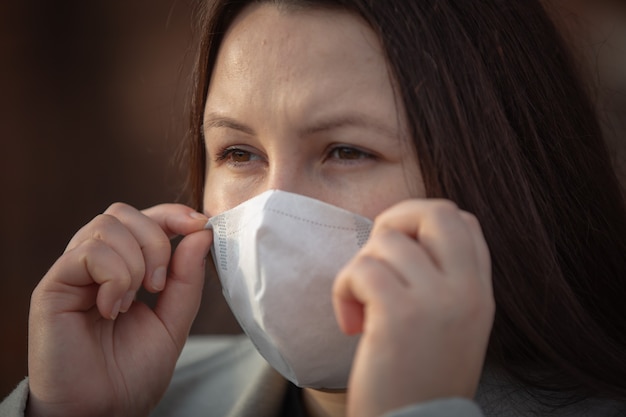 Donna che indossa una maschera medica