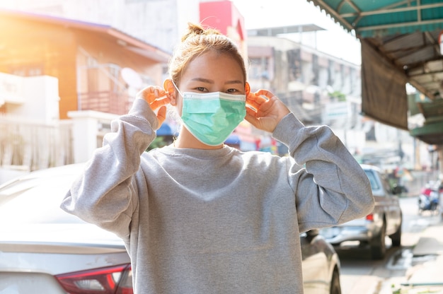 Donna che indossa una maschera medica