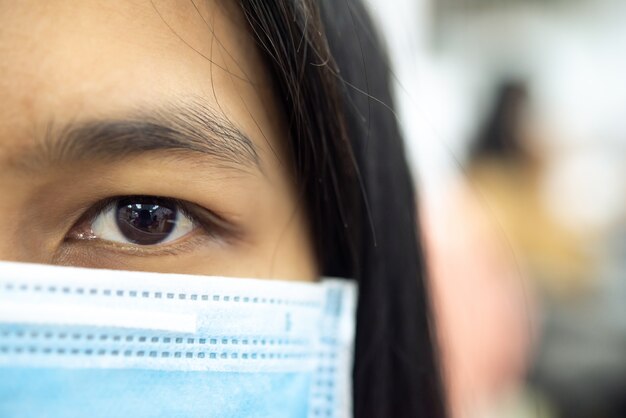 Donna che indossa una maschera protettiva contro l'epidemia di influenza covid19