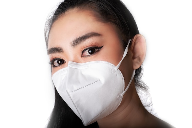 donna che indossa una maschera respiratore N95