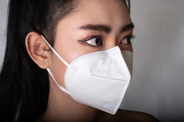 donna che indossa una maschera respiratore N95