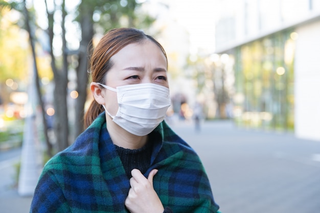 Donna che indossa una maschera