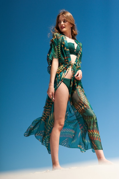 Donna che indossa una tunica di moda sulla spiaggia