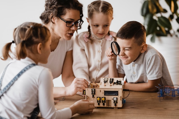 Donna che insegna ai bambini una lezione di scienze