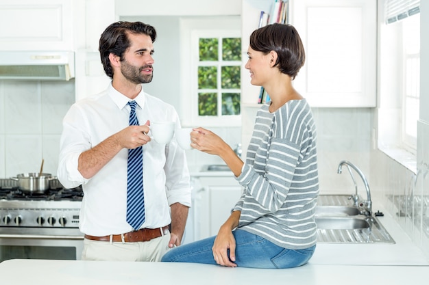 Donna che interagisce con l'uomo d'affari durante la pausa caffè