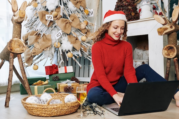 Donna che invia e-mail a Natale