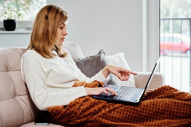 Donna che lavora a casa con il laptop