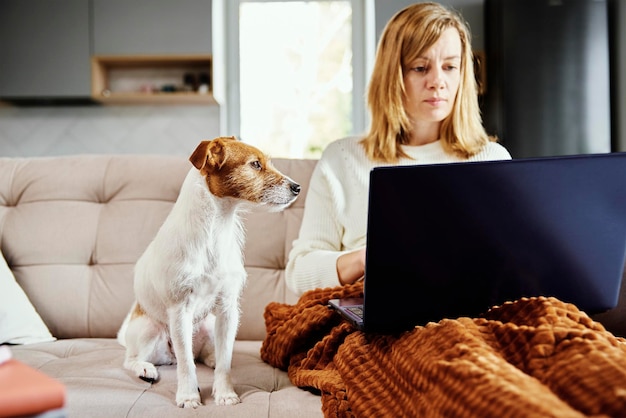 Donna che lavora a casa con il suo cane