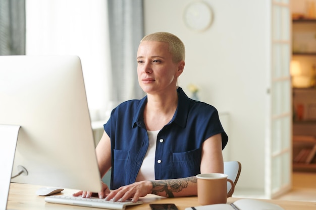 Donna che lavora al computer in ufficio a casa