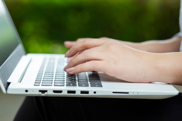 Donna che lavora al computer nel parco