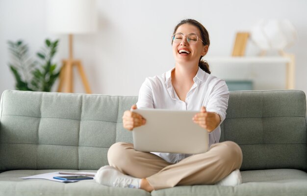 Donna che lavora al computer portatile a casa