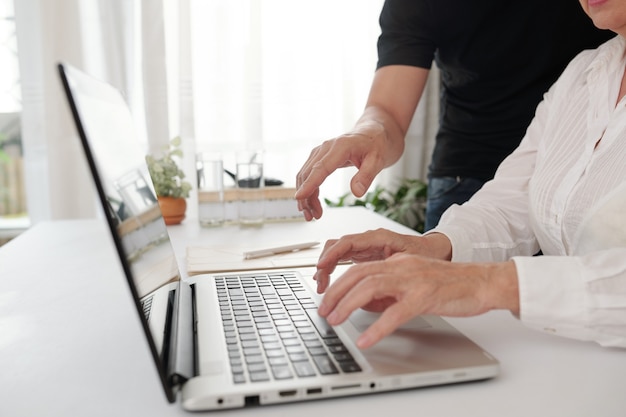 Donna che lavora al computer portatile al tavolo