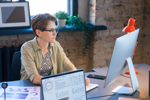 Donna che lavora al computer sul posto di lavoro