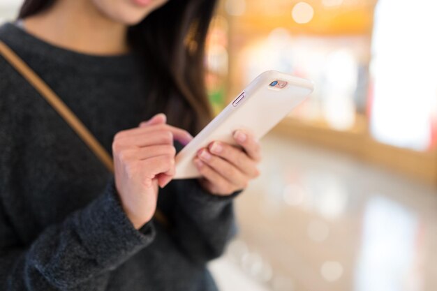 Donna che lavora al telefono cellulare