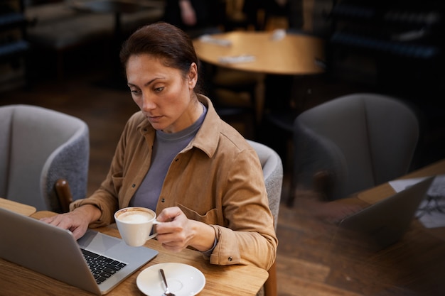 Donna che lavora durante la pausa caffè