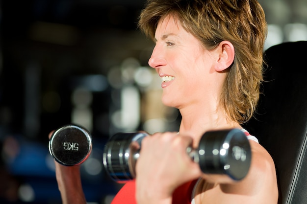 Donna che lavora in palestra