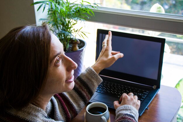 Donna che lavora in ufficio con tablet digitale e notebook che scrive e scrive sul dispositivo
