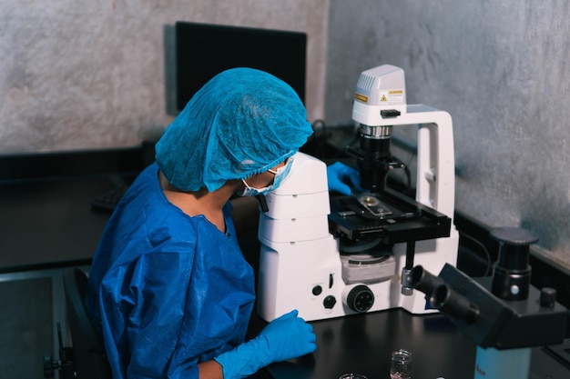 Donna che lavora in un laboratorio professionale. Concetto medico