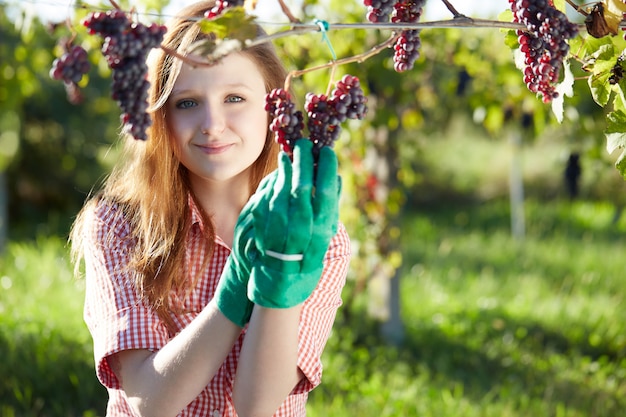 Donna che lavora in un vigneto