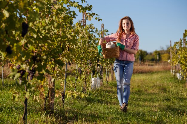 Donna che lavora in un vigneto