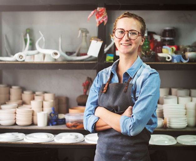 Donna che lavora in uno studio di ceramica