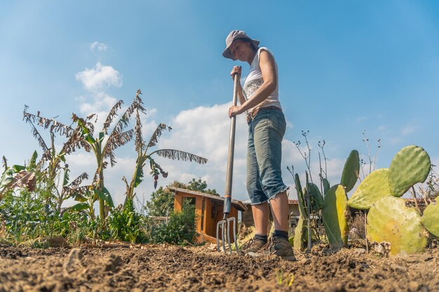 Donna che lavora nel suo giardino