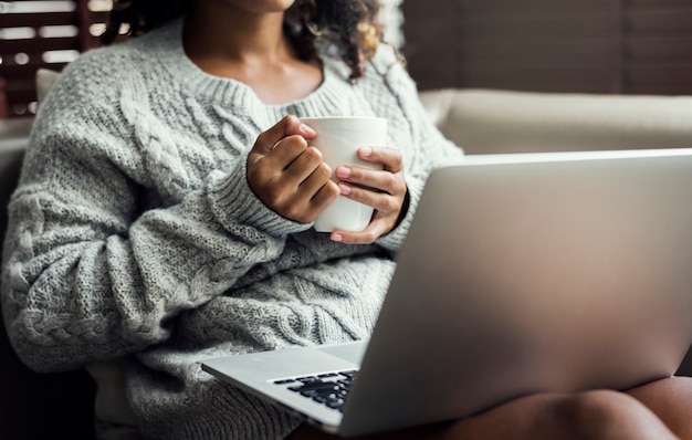 Donna che lavora su un computer portatile