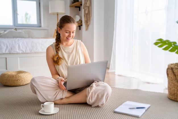 Donna che lavora su un computer portatile