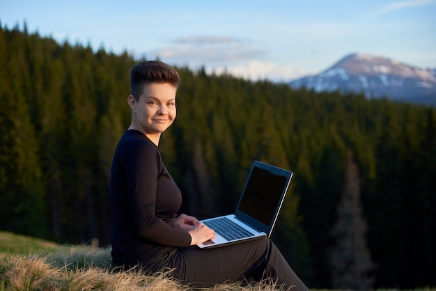 donna che lavora sul suo computer portatile