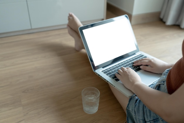 Donna che lavora utilizzando un computer portatile con schermo vuoto Mani che digitano su un concetto di e-commerce di tecnologia della tastiera