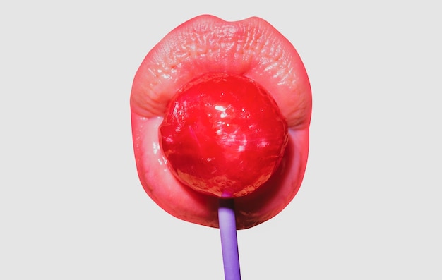 Donna che lecca le labbra rosse banner arte lecca-lecca con lecca-lecca Bocca femminile rossa sexy e lingua con lolli pop Art stampa per il design isolato su bianco