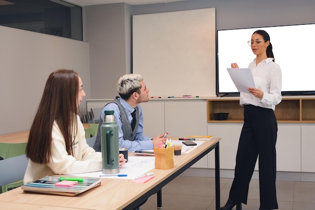 donna che legge e spiega i passaggi della strategia di marketing dell'azienda