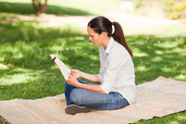 Donna che legge nel parco