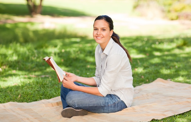 Donna che legge nel parco