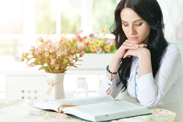 Donna che legge un libro interessante