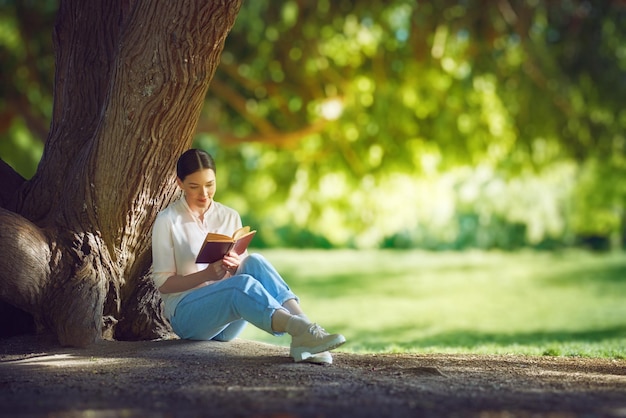 Donna che legge un libro