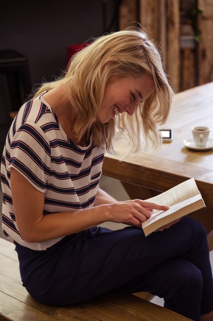 Donna che legge una seduta del libro