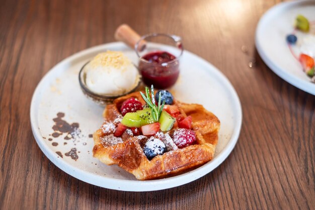 Donna che mangia dessert con frutti di bosco freschi e frutta al caffè