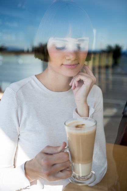 Donna che mangia frappè nel self-service