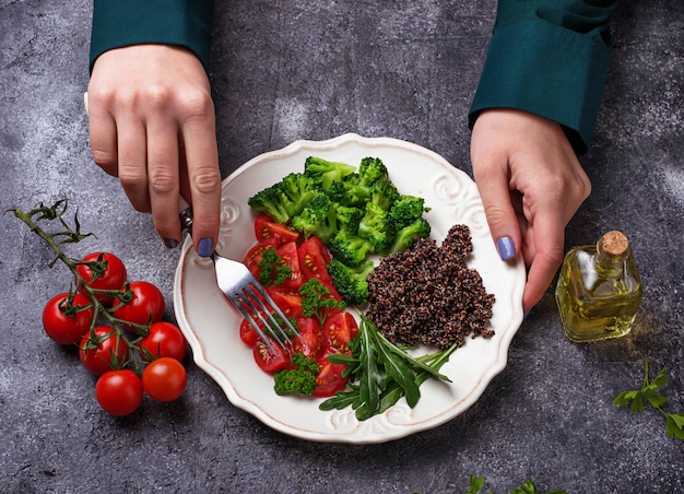 Donna che mangia insalata di vegani sani