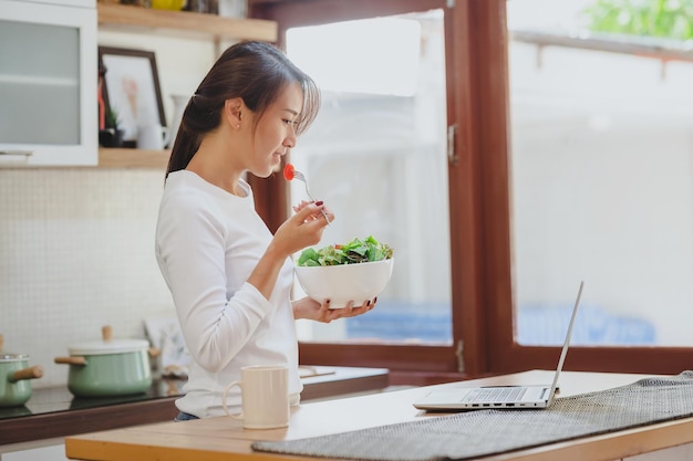 Donna che mangia insalata sana